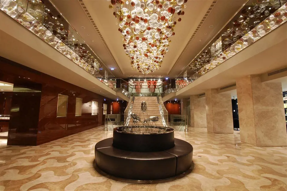 Armaggan, Istanbul. 12 metrů dlouhý pás je tvořen 700 skleněnými koulemi různých velikostí a barev. Hutní koule zdobené optickým dekorem jsou ke stropu připevněny na subtilních lankách.