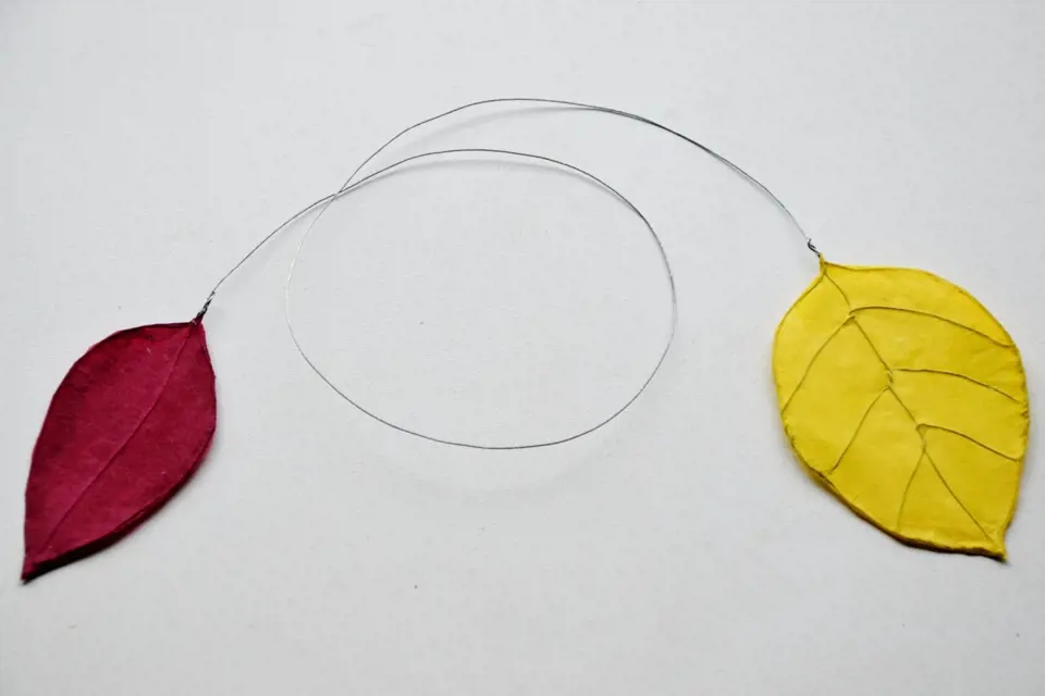 Drátěné kostry listů potáhneme hedvábným nebo krepovým barevným papírem