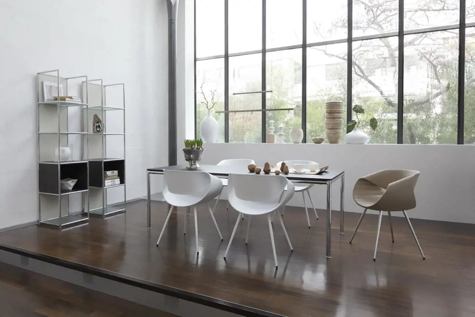 Výrazné židle „Little Perillo“ navrhl pro Dauphin Home designér Martin Ballendat. Za svůj futuristický, emocionální vzhled byly mnohokrát oceněné, naposled získaly “iF product design award 2012” na veletrhu v Miláně. Povrch sedáku, opěradla, opěrek ruk...