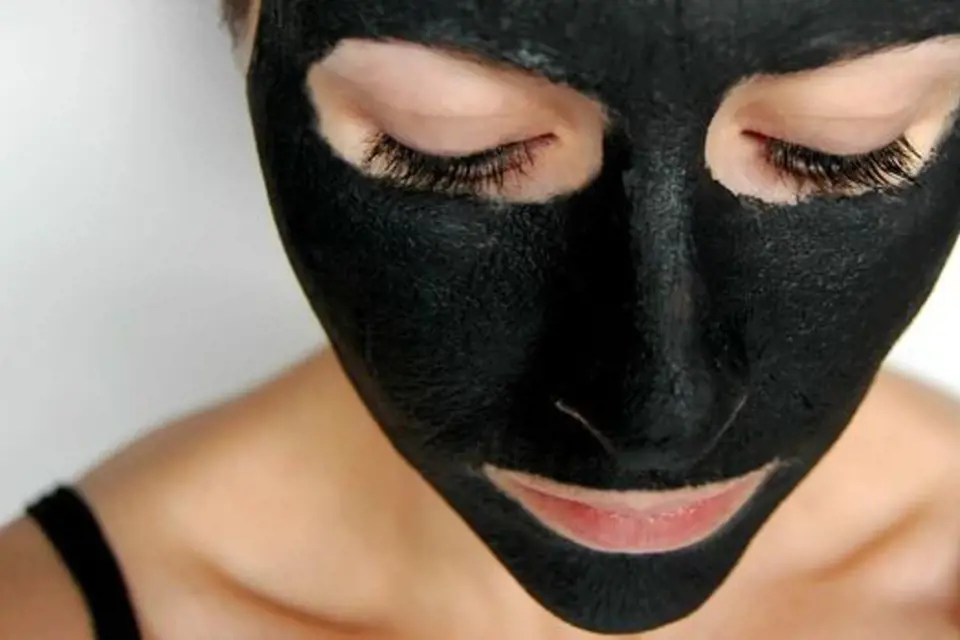 Maska z aktivního uhlí účinně bojuje proti zaneseným pórům a černým tečkám.