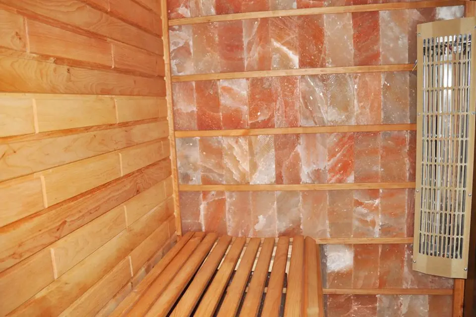 Sauna se stěnou z himalájské soli