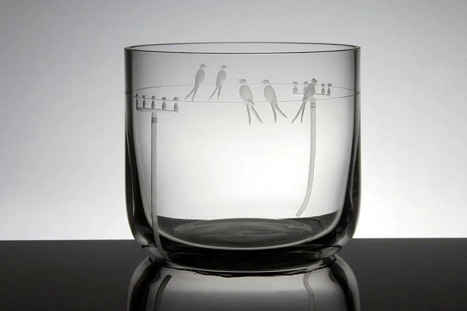 <p>Ryté nápojové sklo z kolekce On the line</p>
