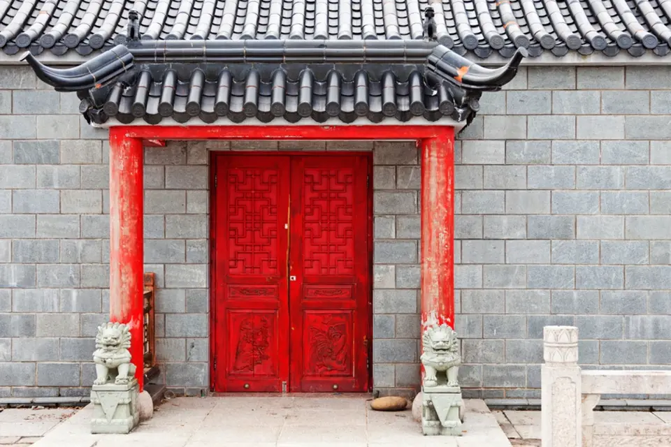 V Číně frčí červené vstupní dveře.