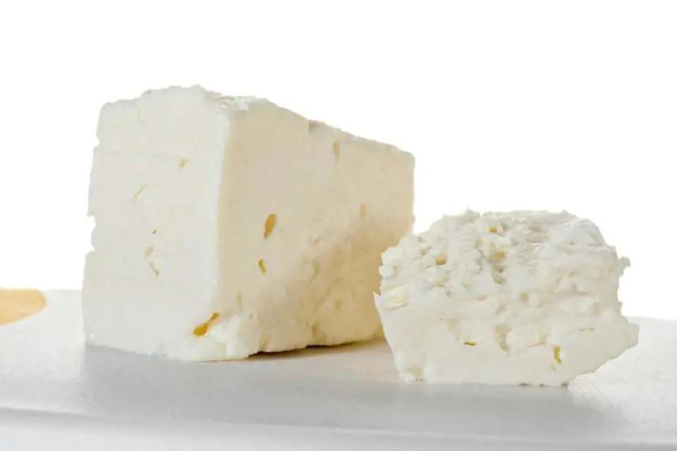 Feta je tradiční pastýřský sýr, který se obdobným způsobem vyrábí v mnoha zemích ve Středozemí. Řecký sýr feta z ovčího mléka obsahuje 50 % tuku. Má bílé těsto polopevné až měkké konzistence. 