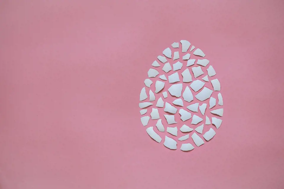 Velikonoční přání - mozaika z vaječných skořápek.