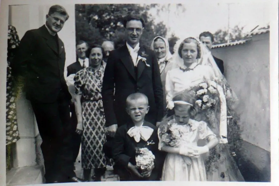 Svatba rodičů Jana Moravce - vlevo oddávající vikář František Štverák