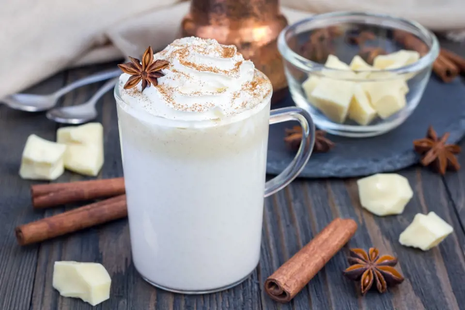 Do bílé horké čokolády zkuste přimíchat i kokosové mléko.