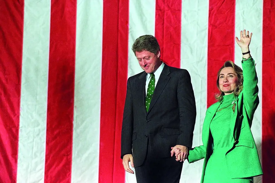 Bill Clinton s Hillary mávají svým příznivcům během předvolebního shromáždění v Chicagu v roce 1992. Prezidentské volby skončily pro Billa Clintona úspěchem.