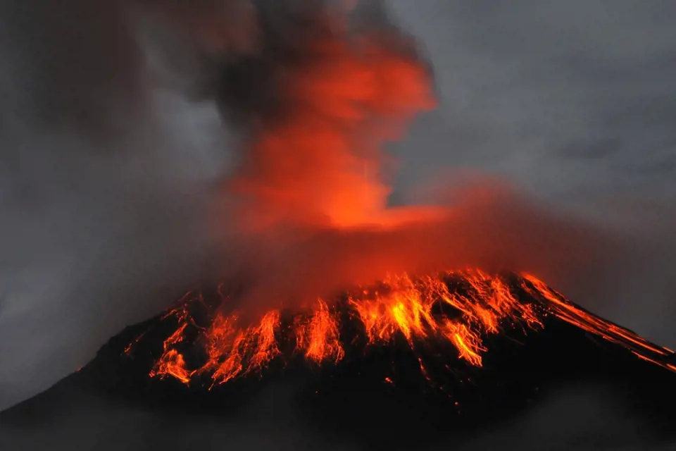 Mlhu podle vědců způsobila erupce sopky na Islandu.