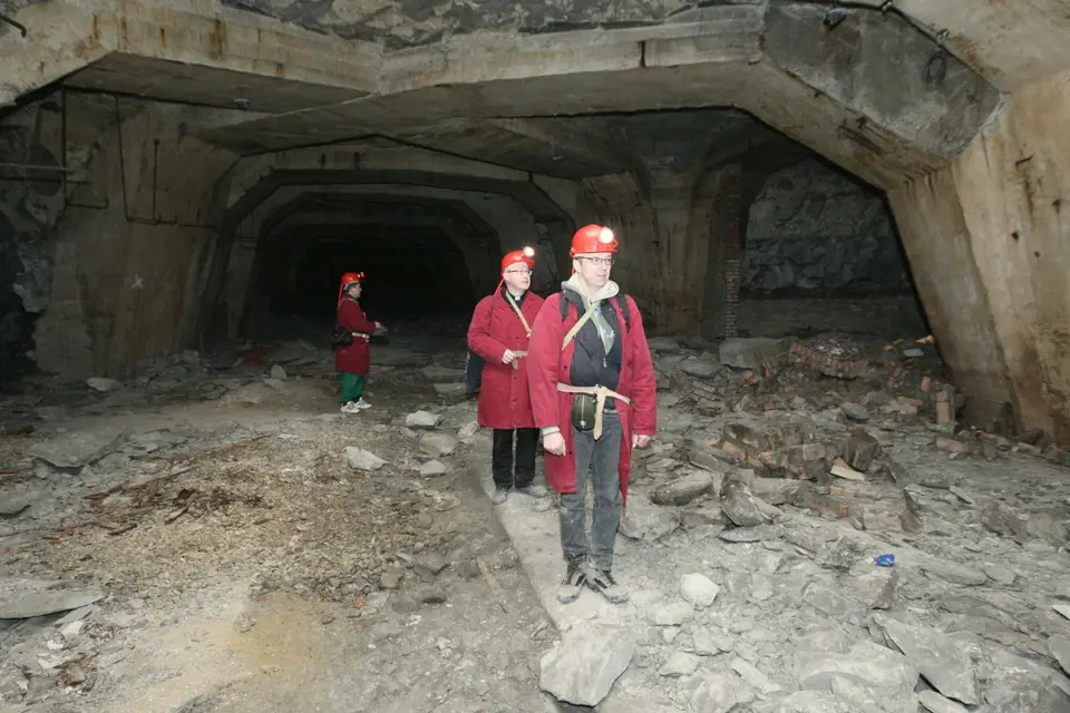 Podzemní továrna Richard v Litoměřicích se opět dostává na přetřes. Amatérský historik Tomáš Rotbauer inicioval schůzku města, SURAA o vzniku pietního místa vně i uvnitř továrny.