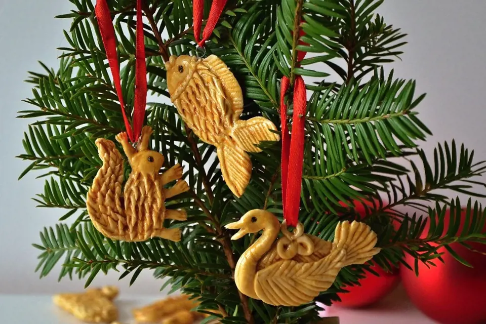 Figurky z vizovického pečiva mohou zdobit vánoční stromek.