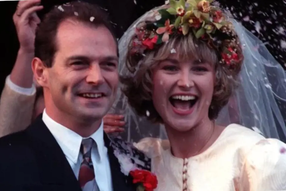 Hvězda osmdesátek Andrea Turner se vdávala za Petera Powella v roce 1990. Povšimněte si bílých punčoch a podivného květinového věnce na její hlavě.