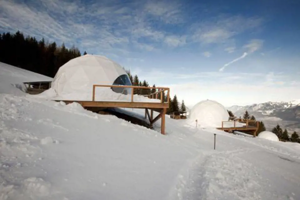 Hotelový komplex s patnácti bílými kopulemi se nachází v nadmořské výšce okolo 1400 m ve Valais ve Švýcarsku a pokoje jsou pořádně drahé.
