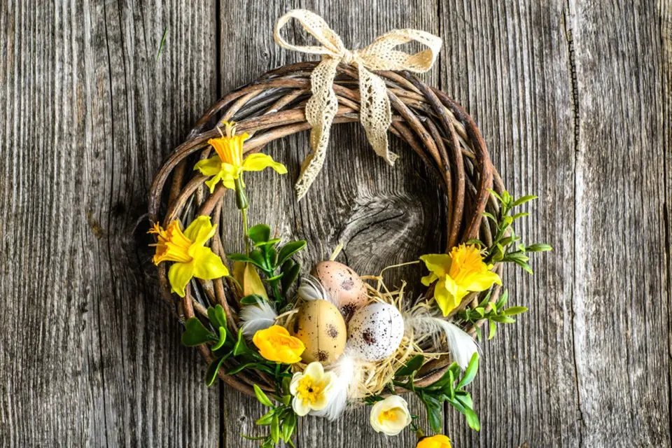 Jarní věnec na dveře z proutí a umělých květin už navodí i velikonoční náladu.