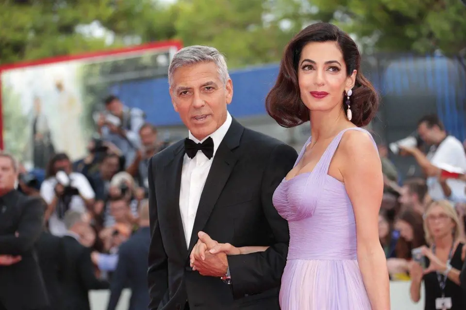 Dalšími rodiči dvojčat se letos stali George Clooney  (56) a jeho žena Amal (39). V červnu se jim narodila dvojčata Ella a Alexander. George své pozdní rodičovství bere s humorem sobě vlastním a tvrdí, že u nich doma pláče nejvíc on a...