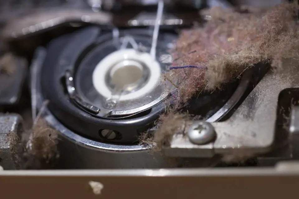 Nečistoty zabraňují hladké práci šicího stroje