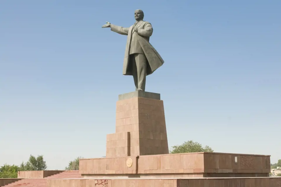 Nejvyššímu vrcholu Kyrgyzstánu se oficiálně může říkat i Pik Ibn Sina, staré pojmenování je však zažitější.