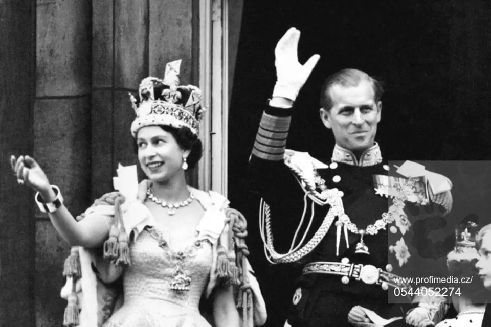 Královna Alžběta II. se ujala trůnu 6. února 1952. Slavnostní korunovace se odehrála o více než rok později 2. června 1953. Královna a její manžel, prince Philip, vévoda z Edinburgu, po ceremonii kynou davům z balkónu v Buckinghamském paláci.