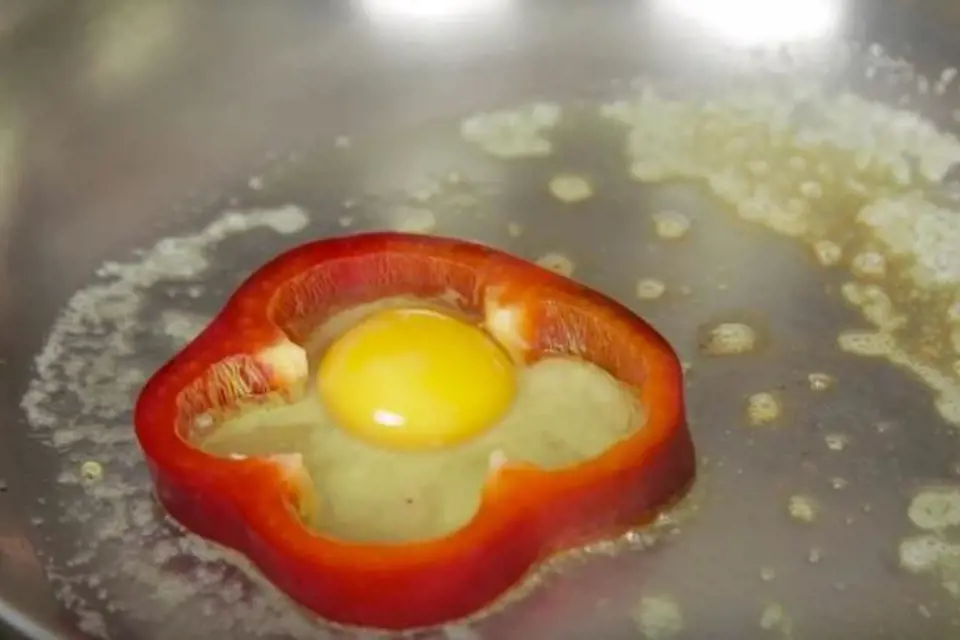 Do papriky vlijte vajíčko a smažte.