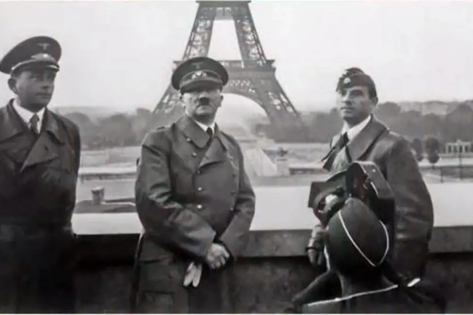 Adolf Hitler na návštěvě v Paříži.