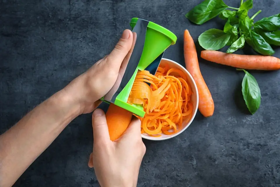 Speciální škrabka vytvoří zeleninové špagety během chvilky.