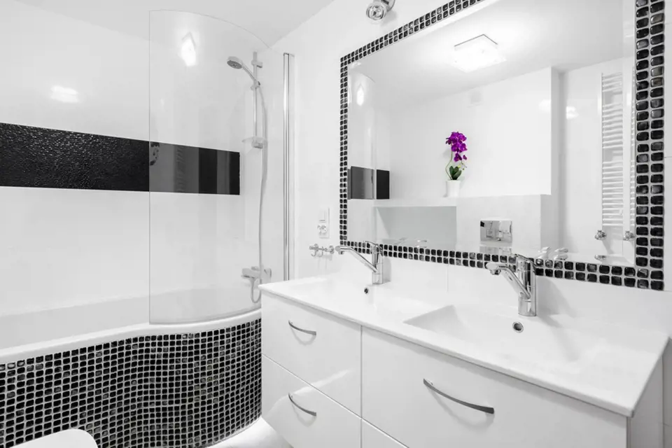 Využití mozaiky v koupelně - na vaně a kolem zrcadla.