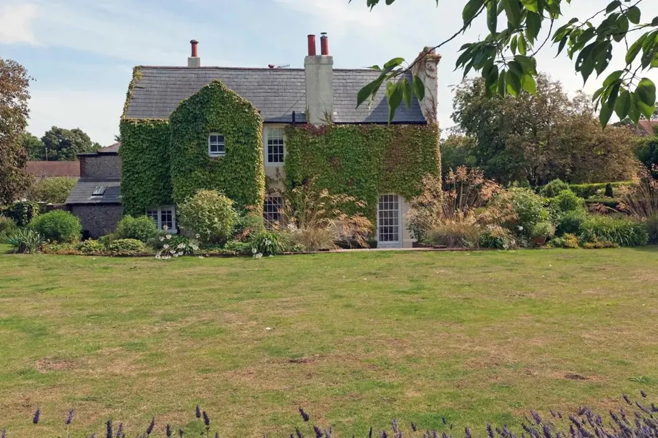 Britský herec Steve Coogan prodává svůj dům ze 17. století. Máte zájem?