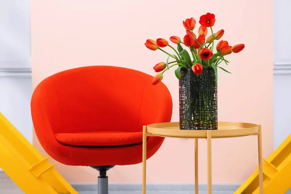 Barvu tulipánů můžeme snadno sladit s interiérem.