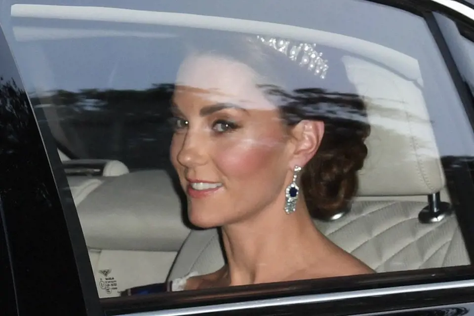 Kate Middleton umí nosit i ty nejluxusnější klenoty s přirozenou elegancí.