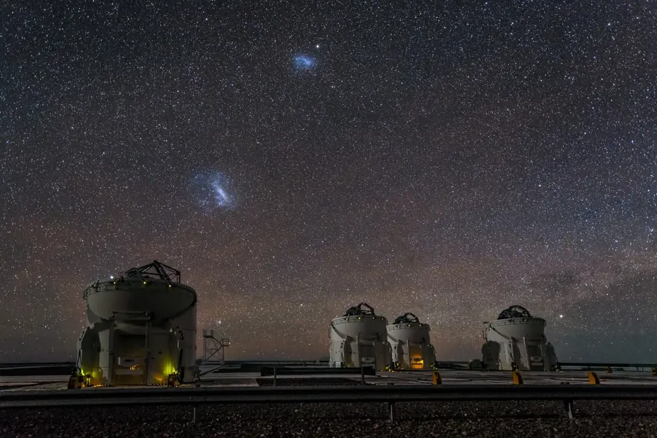 Malý a Velký Magellanův oblak nad Observatoří Paranal v Chile.