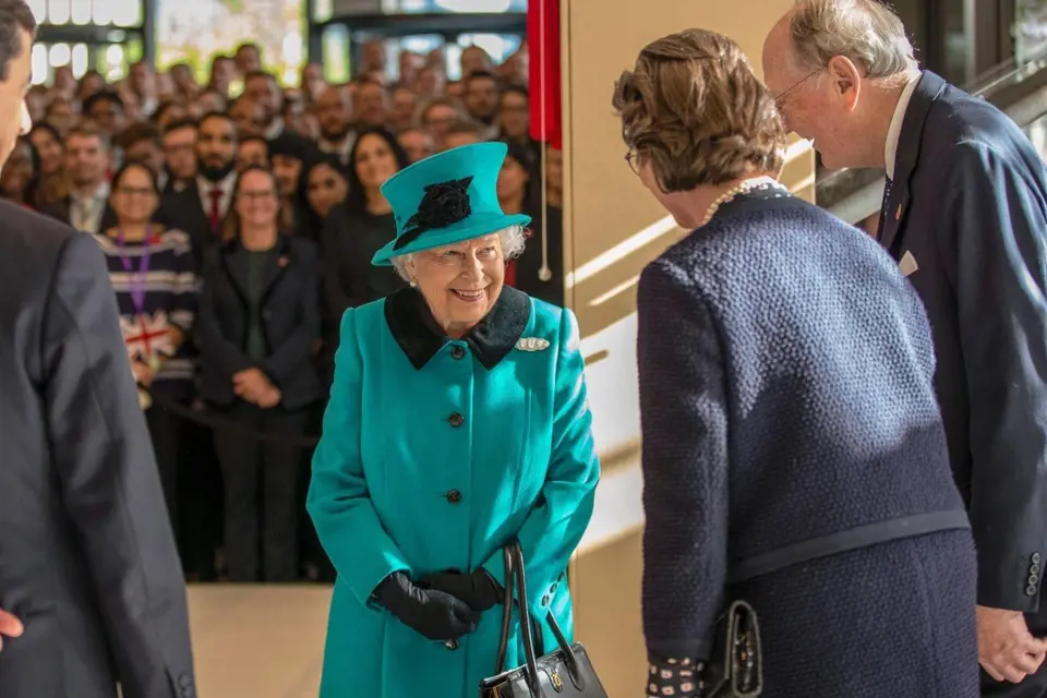 Nazelenalý kabát s černými detaily si královna rychle oblíbila.
