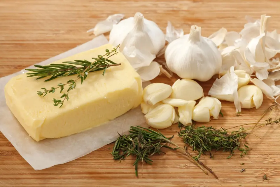 Ingredience na přípravu česnekového másla.