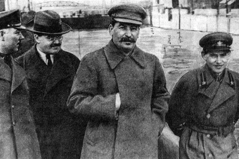 Josif Stalin společně s Nikolajem Ježovem a Vjačeslavem Molotovem