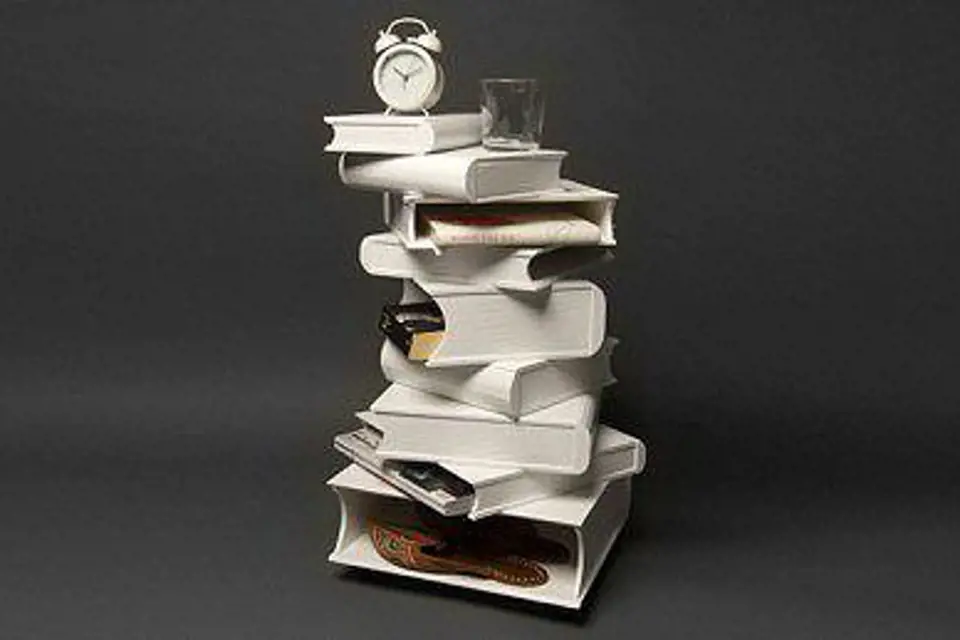 Vtipný odkládací stolek pro milovníky knih