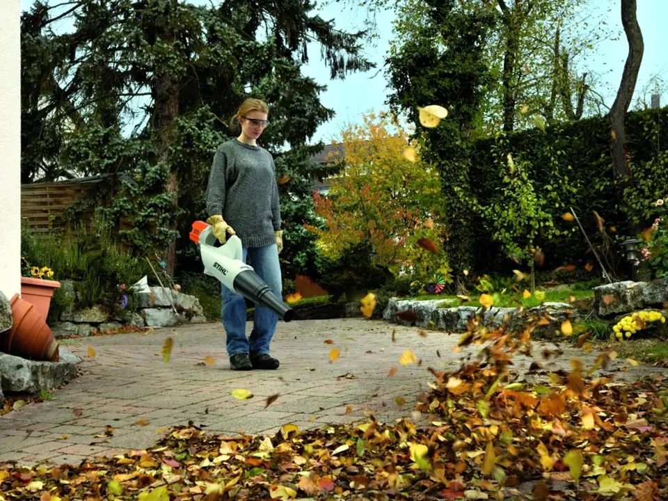 Foukač uklidí listí z dlažby i trávníku