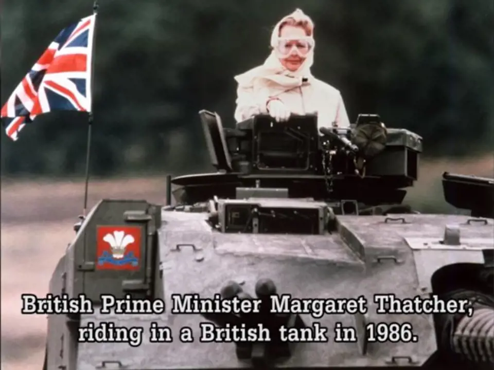 Železná lady v tanku. Takto řídila britský tank premiérka Margaret Thatcher v roce 1986.