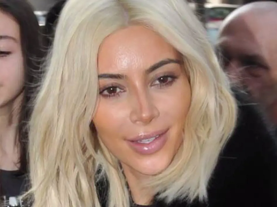 Kim Kardashian - Kim je nekorunovaná královna konturování. Tady si ale pravá strana obličeje nevšimla, co dělá levá a výsledek vidíte sami...