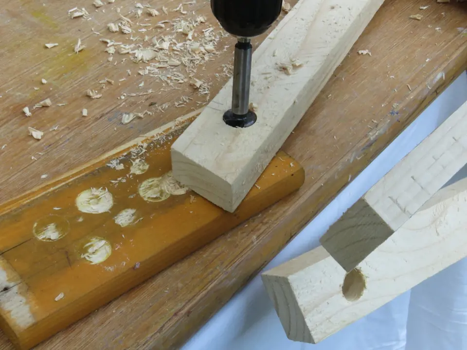 Výroba dřevěné trojnožky: Otvory jsou v dosahu šroubů
