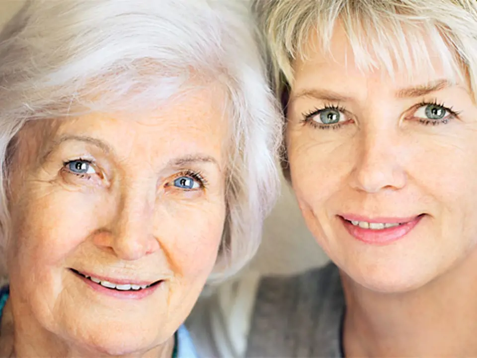 osteoporóza postihuje více ženy, navíc je částečně dědičná