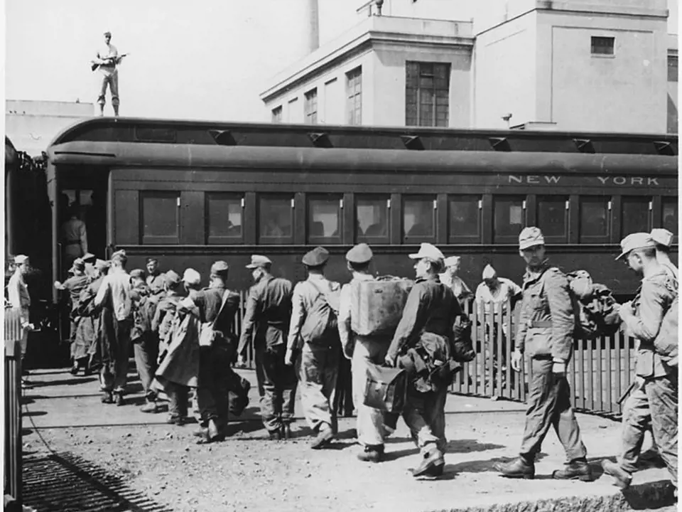 Němečtí zajatci nastupují do vlaku v Bostonu.