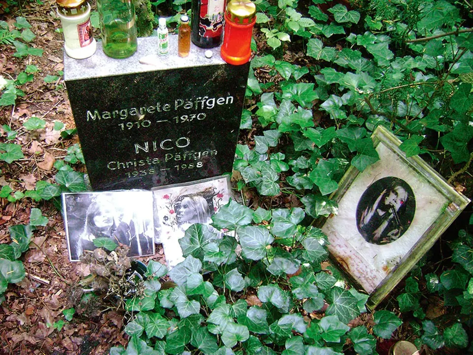 Nico zemřela následkem pádu z kola na Ibize, kde převážně bydlela, pohřbená je v Berlíně, v rodném Německu.
