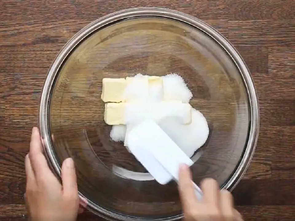 Máslo utřete s 80g cukru krystal.