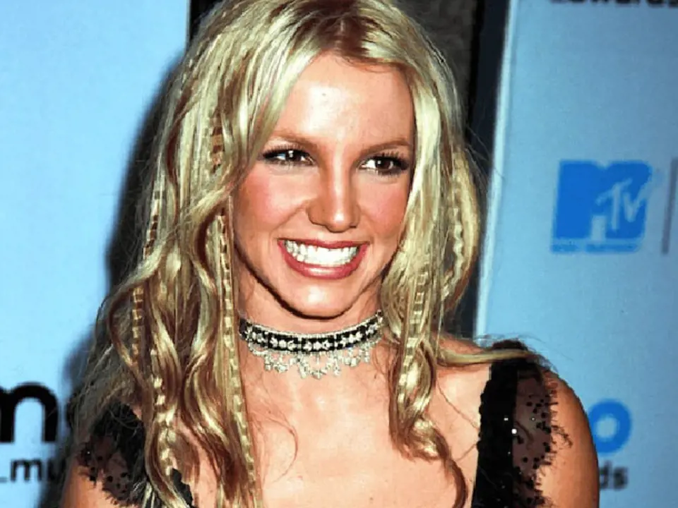 Tyhle zvláštně zvlněné vlasy Britney Spears
