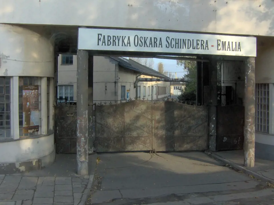 Továrna na email Oskara Schindlera před rekonstrukcí a po natáčení Spelbergova filmu.