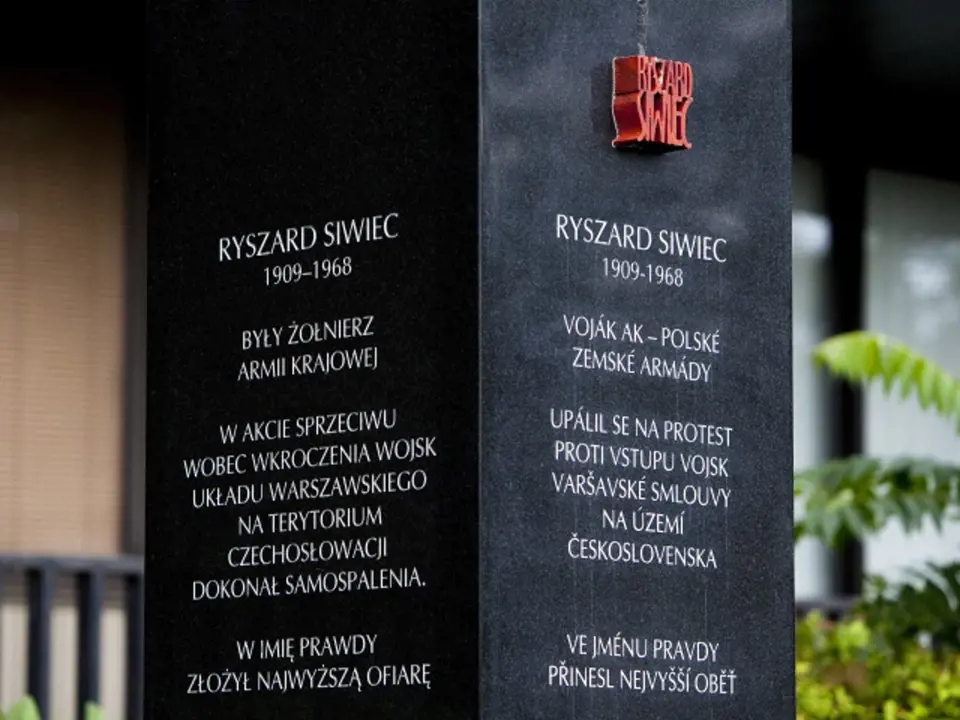 Obelisk věnovaný památce Ryszarda Siwiece před Ústavem pro studium totalitních režimů v Praze, Siwiecově ul.