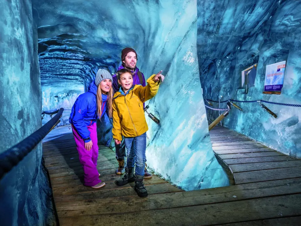 Jeskyni Natur Eis Palast si můžete prohlížet na trase dlouhé 640 metrů...