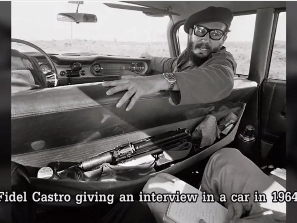 Takto dával Fidel Castro v roce 1964 reportérovi interview v autě. V tom samém roce uprchla z Kuby do USA jeho sestra Juanitu Castro.