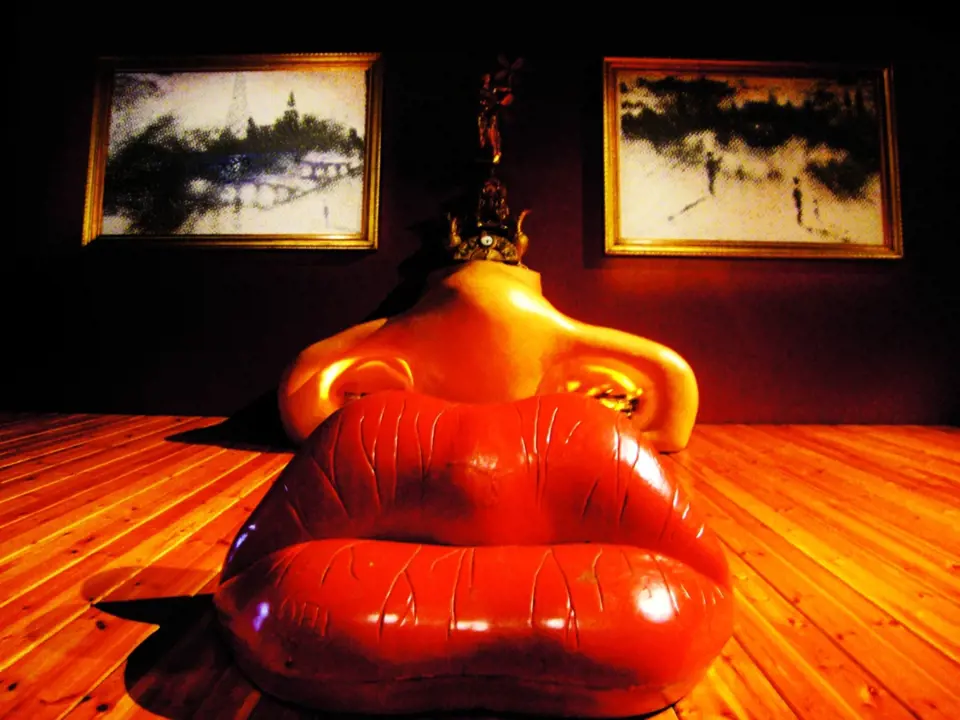 Slavný umělec Salvador Dalí vytvořil v roce 1938 pokoj s názvem Tvář Mae West. 