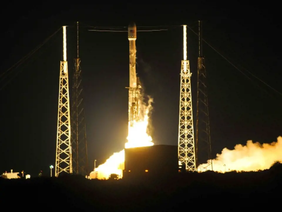 Americká soukromá vesmírná společnost SpaceX zopakovala úspěšné přistání prvního stupně své nosné rakety Falcon 9 na mořské plošině.