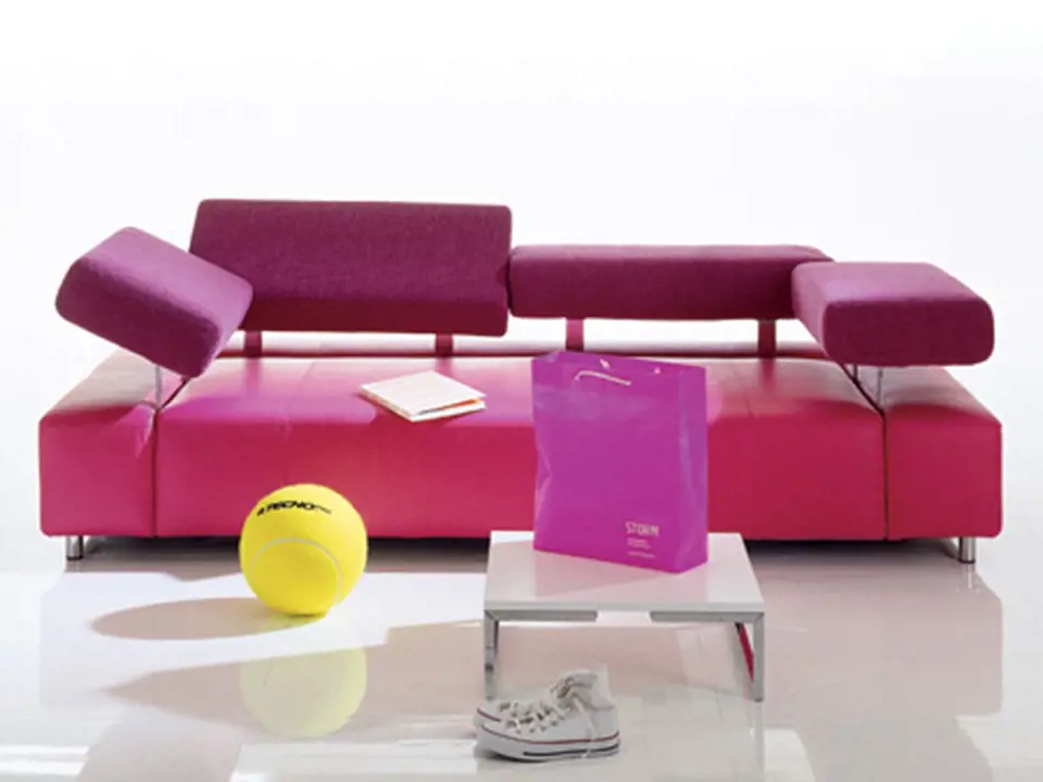 Přestože sofa firmy Bruhl má nastavitelnou opěru zad, působí jednoduše a navíc prakticky. Cena od 103 450 Kč, Home Art